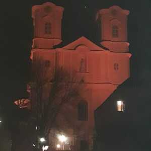 In Weiz leuchtete die Basilika orange - gegen jegliche Form von Gewalt an Mädchen & Frauen.