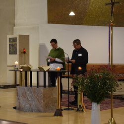 Spiritueller Beginn in der Pfarrkirche Graz-Christkönig. In der von Elisabeth Lienhart und Heimo Schäfmann gestalteten Liturgie...