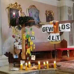 Am Marienfeiertag im Dezember gestalteten die kfb Frauen in Passail, gemeinsam mit Pfarrer Anton Herk-Pickel, einen berührenden Gottesdienst zum Thema 'Gewalt an Frauen'