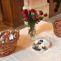 Elisabeth-Sonntag der kfb-Pöllau mit Rosen & Weihwasser zur freien Mitnahme
