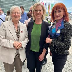 Rosalinde Strommer (kfb Vorsitzende im Burgenland) und Lydia Lieskonig mit Bundesministerin Leonore Gewessler