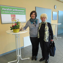 Christa Strohmeier (kfb Hausmannstätten) bedankt sich bei Ingrid Rupp für die Einladung zum WGT in Wundschuh                        