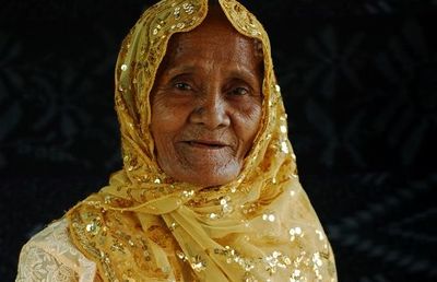 Minangkai Usman-Abid lernte mit 70 Jahren lesen und schreiben
