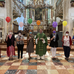 Als Zeichen der Verbundenheit bekamen je einer Vertreterin aus einer unserer 8 Regionen einen bunten Luftballon überreicht. Mit nach Hause genommen und freigelassen, tragen sie so unsere Anliegen, für alle Frauen, den Himmel hinauf!