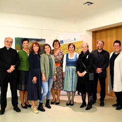 v.l.n.r.: Bischof Wilhelm, Barbara Laller, Lydia Lieskonig, Bernadette Weber, Maria Hacker-Ostermann, Hermi Frieß, Rosemarie Wilhelm, Heimo Schäfmann, Anna Hollwöger (nicht am Bild: Erika Güttersberger)